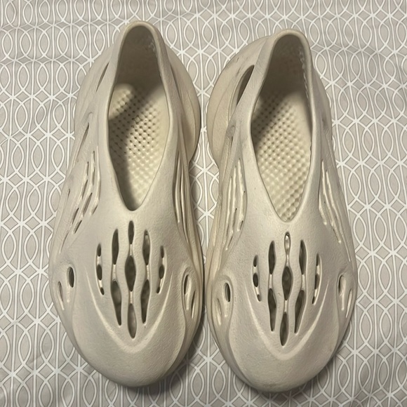 SAND YEEZY FOAM RUNNERS IN MENS 7, womens 8.